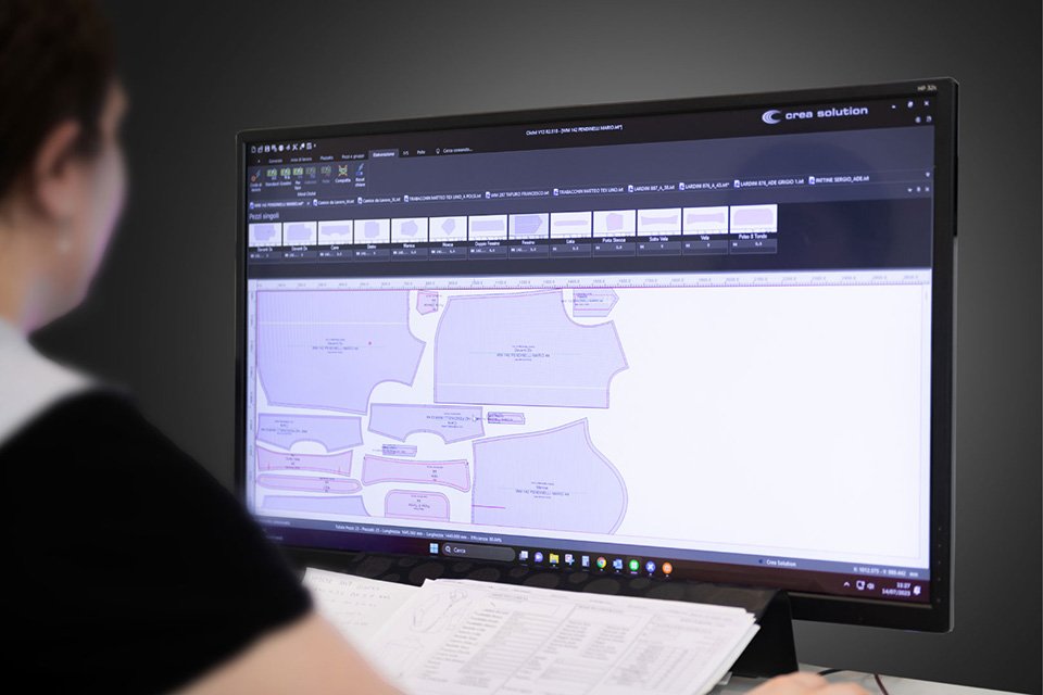 Operatore al lavoro con il software CAD Crea Solution